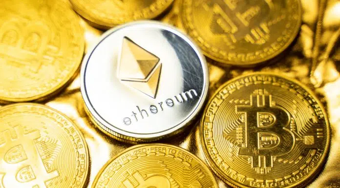 Moeda de Ethereum em meio a moedas de Bitcoin.