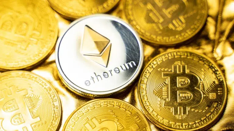 Moeda de Ethereum em meio a moedas de Bitcoin.