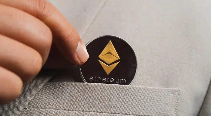 Investidor colocando moeda de Ethereum no bolso.