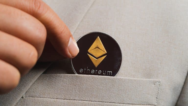 Investidor colocando moeda de Ethereum no bolso.