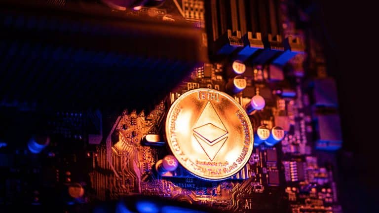 Moeda de Ethereum dentro de computador.