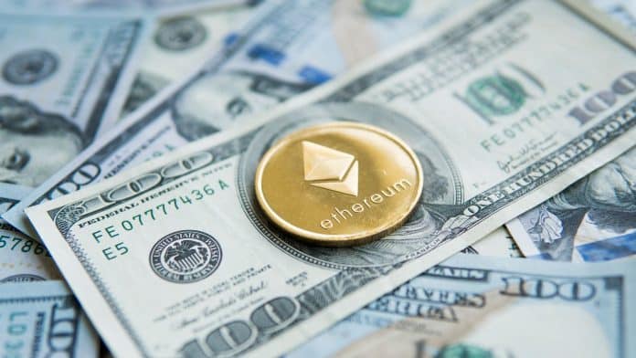 Moeda de Ethereum sobre nota de dólar dos EUA.