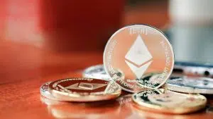 Moedas físicas de Ethereum.