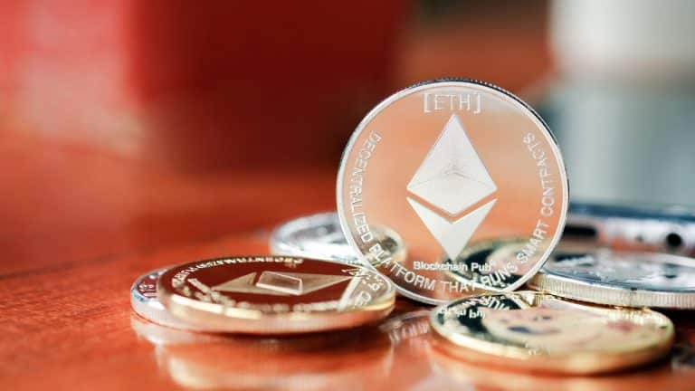 Moedas físicas de Ethereum.
