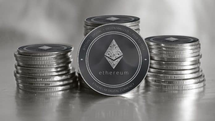 Pilha de moedas de Ethereum (ETH), conhecida como a prata das criptomoedas.
