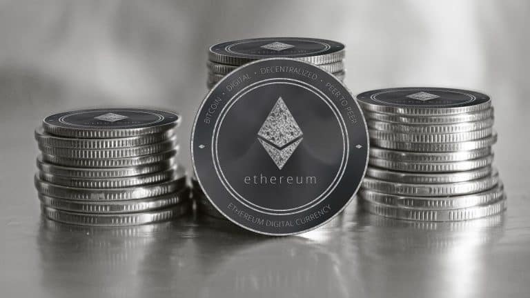 Pilha de moedas de Ethereum (ETH), conhecida como a prata das criptomoedas.