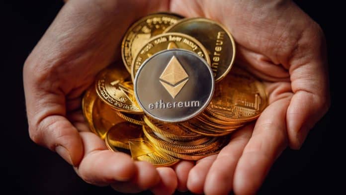 Mãos segurando várias moedas de ethereum (ETH).
