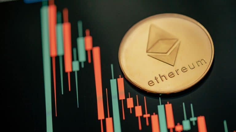 Moeda de Ethereum sobre gráfico de velas.