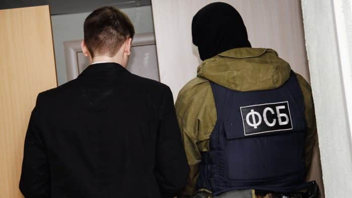Agente do Serviço Federal de Segurança (FSB) da Rússia e homem de terno.