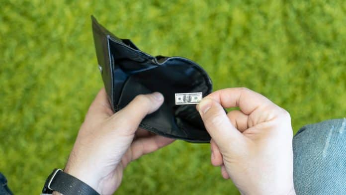Inflação, moeda perdendo seu poder de compra.