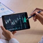 Investidores analisando preço do Bitcoin.