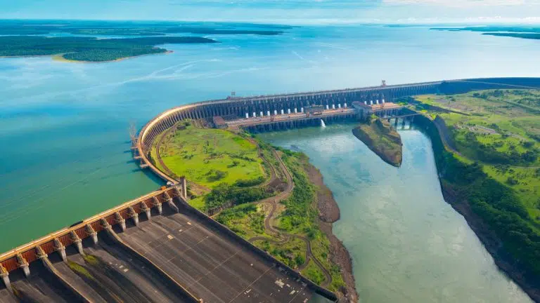 Usina Hidrelétrica de Itaipu, na fronteira entre Brasil e Paraguai.