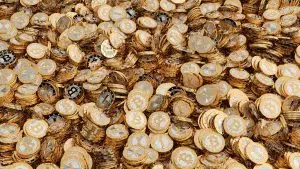 Pilha de moedas de bitcoin.