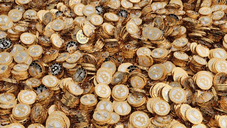 Pilha de moedas de bitcoin.