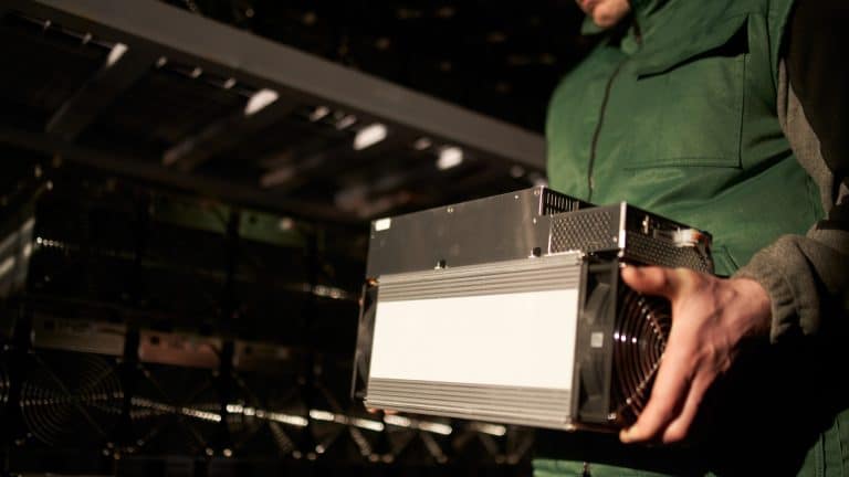 Homem carregando ASIC, equipamento de mineração de Bitcoin.