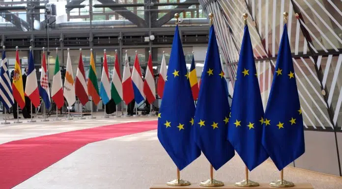 Bandeiras da União Europeia.