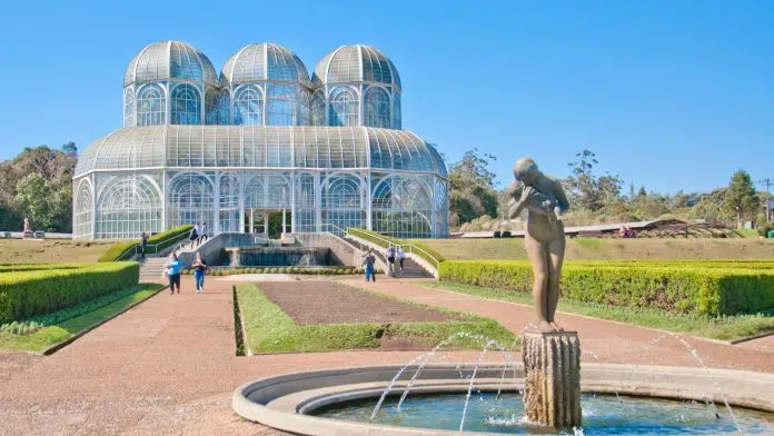 A arquitetura do Jardim Botânico de Curitiba, ponto turístico do Paraná