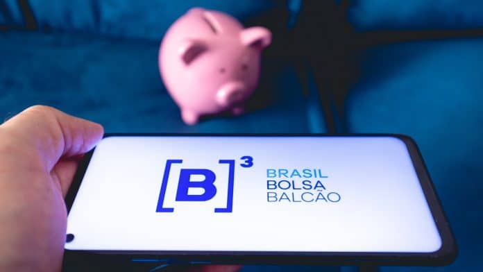 Aplicativo da B3 próximo de cofrinho com bitcoin