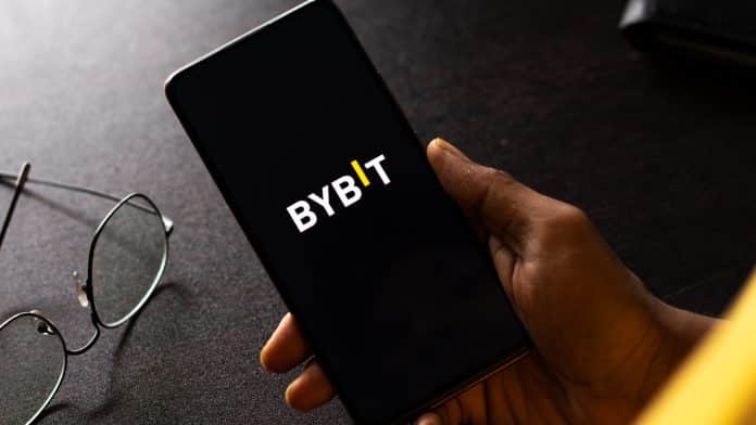 Aplicativo da Bybit ao lado de óculos