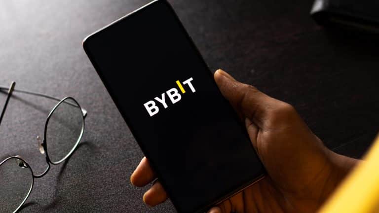 Aplicativo da Bybit ao lado de óculos