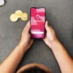 Aplicativo do Bradesco próximo de criptomoedas na mão de mulher