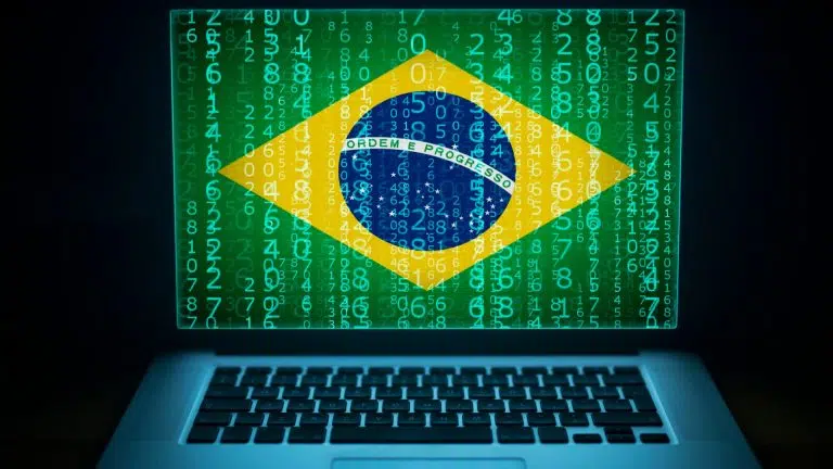 Bandeira do Brasil em computador invadido por hackers