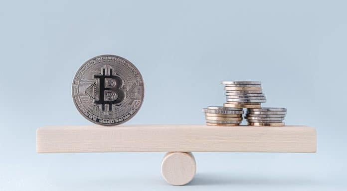 Bitcoin e moedas em uma balança