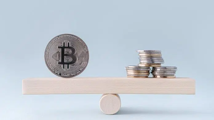 Bitcoin e moedas em uma balança