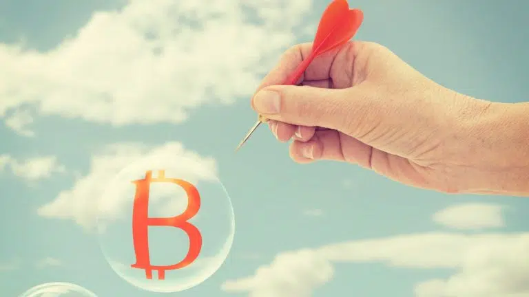 Bolha com imagem do bitcoin sendo estourada