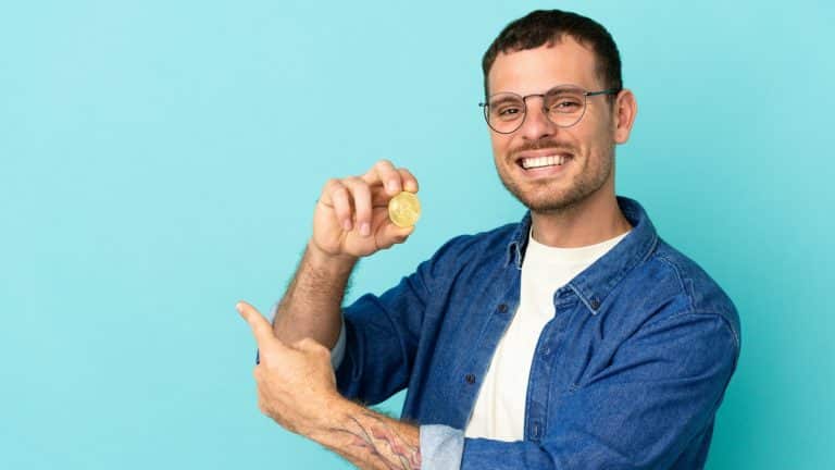 Brasileiro feliz segurando o bitcoin com confiança