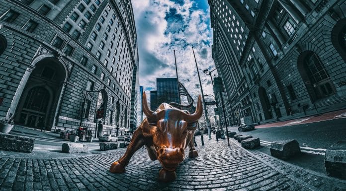 Charging Bull é uma escultura de bronze que fica na Broadway, ao norte de Bowling Green, no distrito financeiro de Manhattan, Wall Street