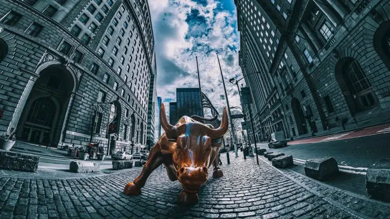 Charging Bull é uma escultura de bronze que fica na Broadway, ao norte de Bowling Green, no distrito financeiro de Manhattan, Wall Street
