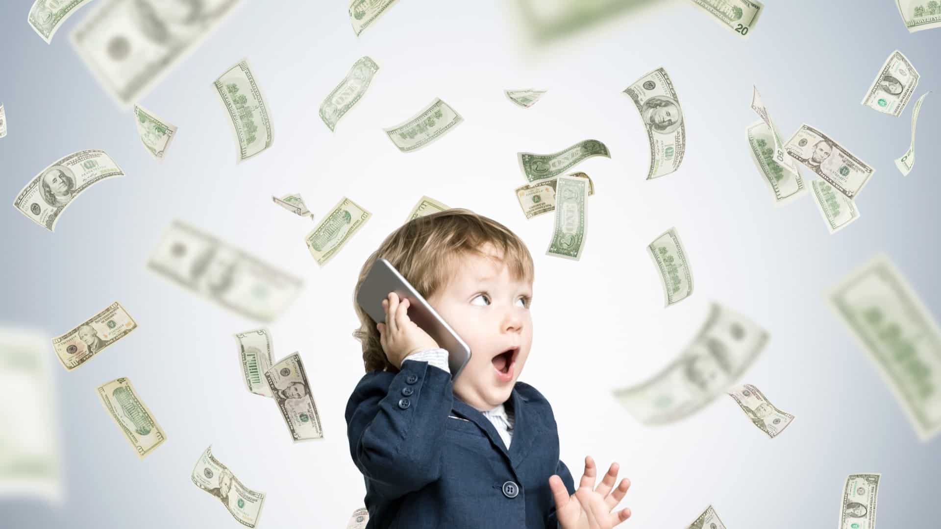Criança feliz ao celular com chuva de dinheiro
