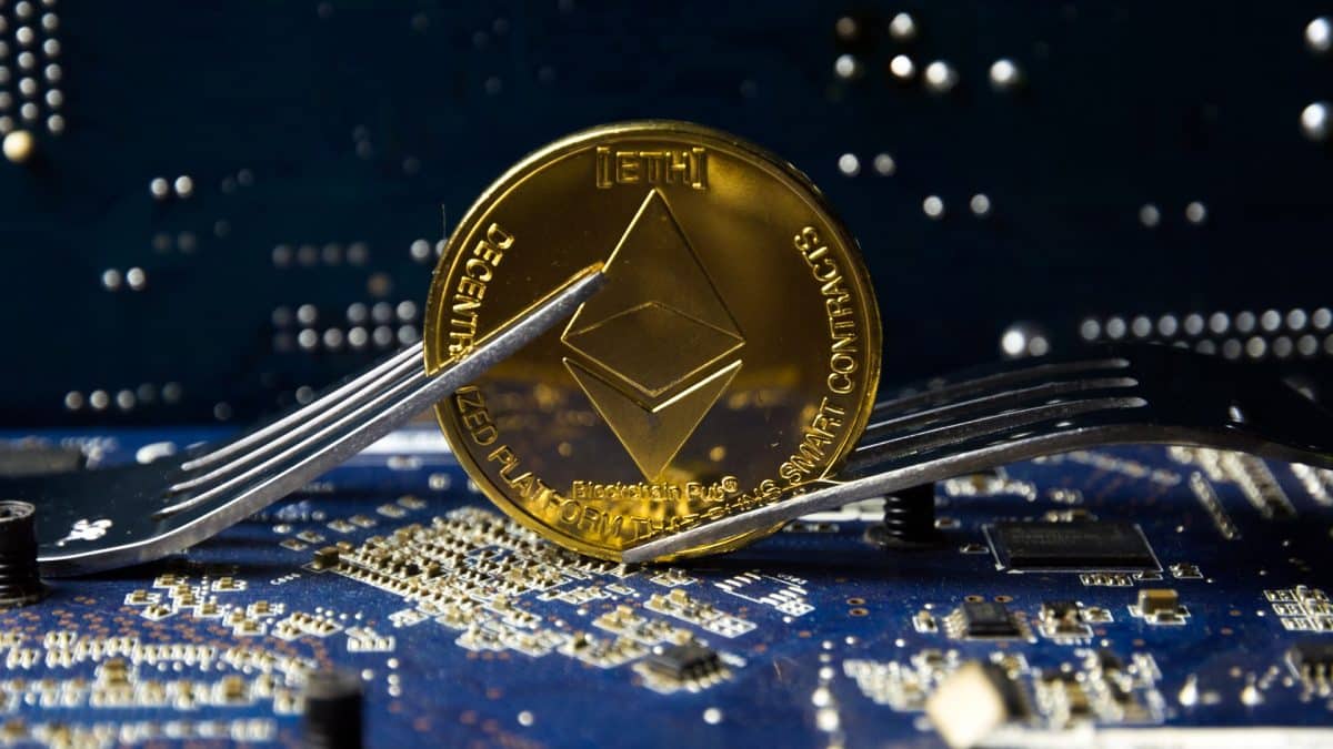 Criptomoeda Ethereum com garfos ao lado