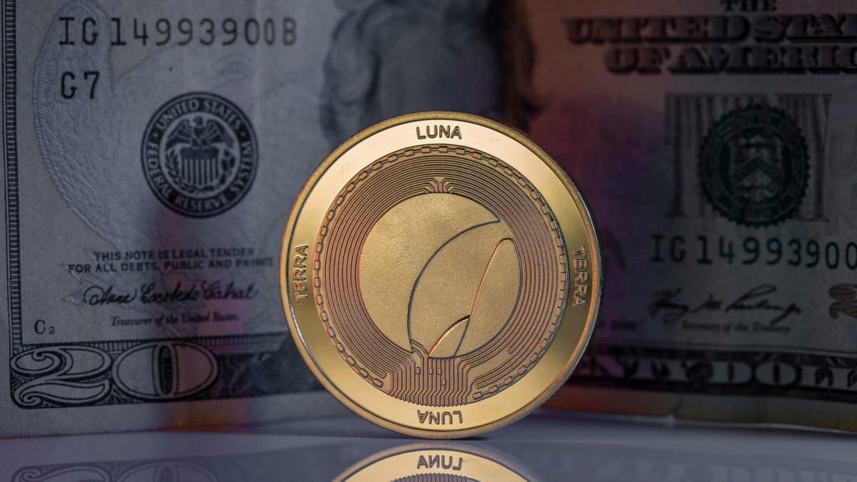 Criptomoeda LUNA próxima de nota de Dólar