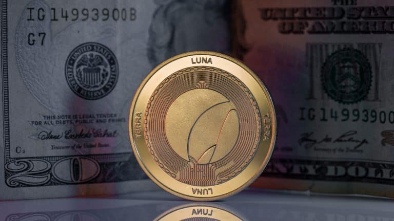Criptomoeda LUNA próxima de nota de Dólar