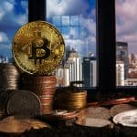 Cultivando bitcoin e criptomoedas em apartamento próximo de janela