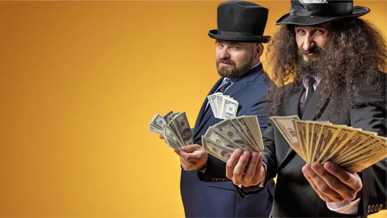 Dois homens segurando notas de Dólar animados