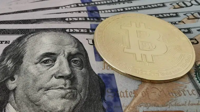 Dólar americano com Bitcoin