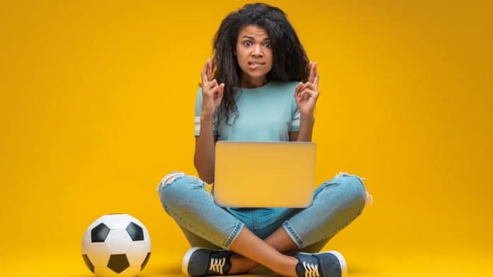 Gamer torcendo para não ter problemas com jogos, roubos de criptomoedas