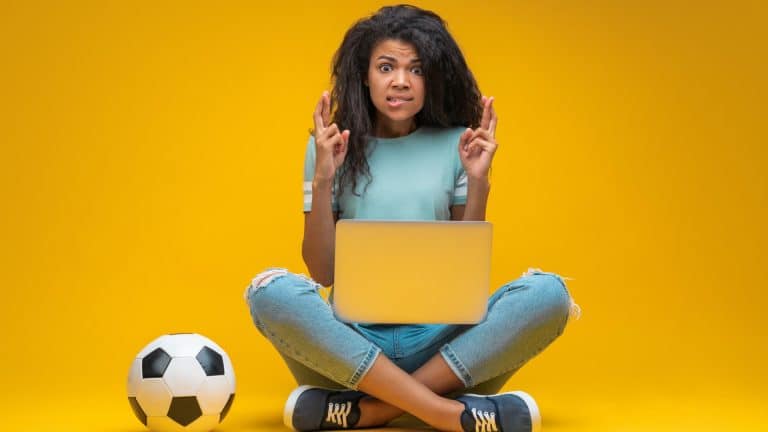 Gamer torcendo para não ter problemas com jogos, roubos de criptomoedas