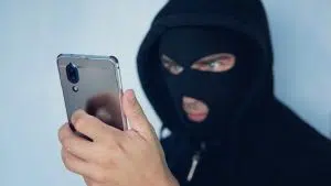 Hacker espantado olhando para tela de celular