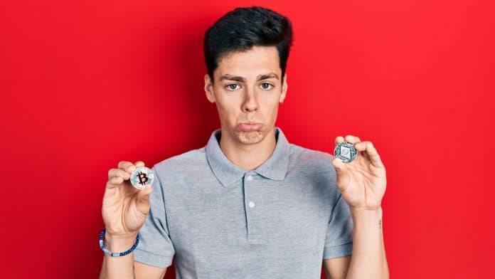 Homem depressivo segurando bitcoin e ethereum, criptomoedas famosas
