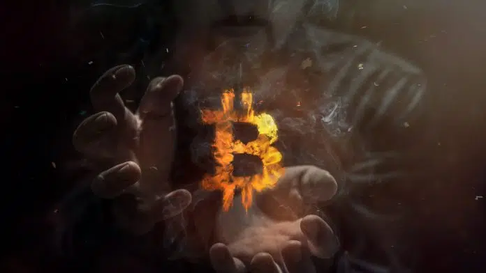 Homem pegando bitcoin pegando fogo