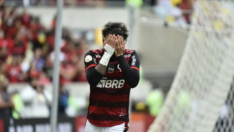 Jogador do Flamengo com as mãos no rosto