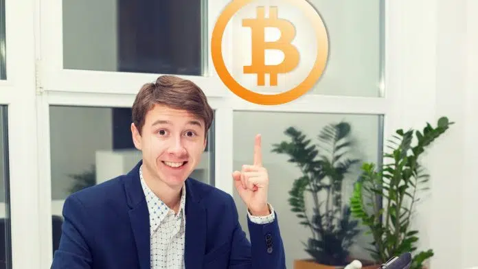 Jovem apontando para símbolo do bitcoin