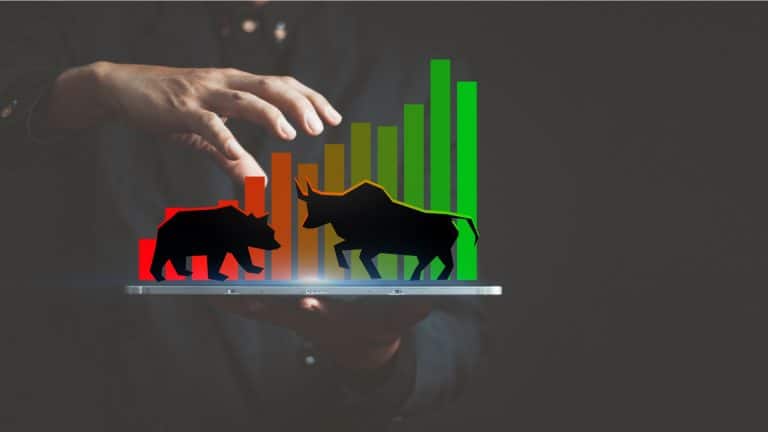 Mão próxima de gráficos de preços com urso e touro, símbolo de formador de mercado