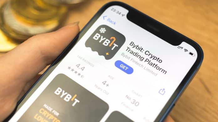 Aplicativo da Bybit, ao lado de criptomoedas