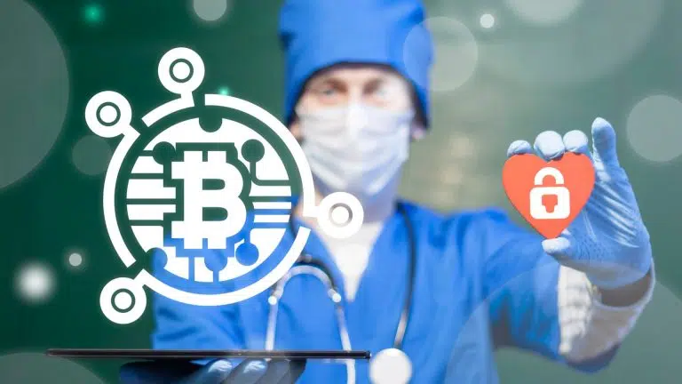 Médico acessando blockchain com registros de pacientes e símbolo do bitcoin