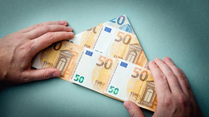 Pirâmide financeira com notas de dinheiro